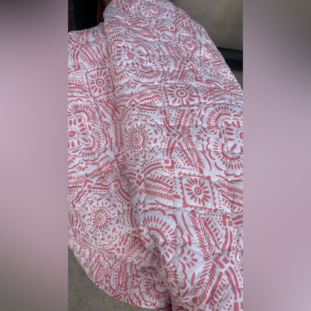 Pink and White Patterned quilt - Picture 3 of 8